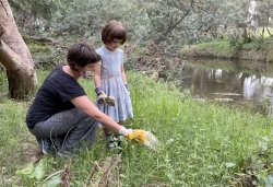 Katherine child on litter clean up